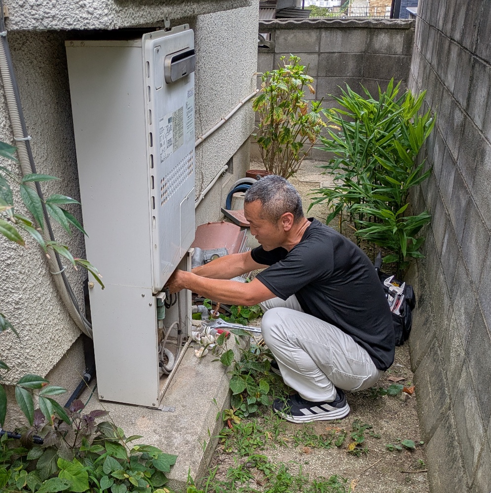給湯器の交換作業をするスタッフ